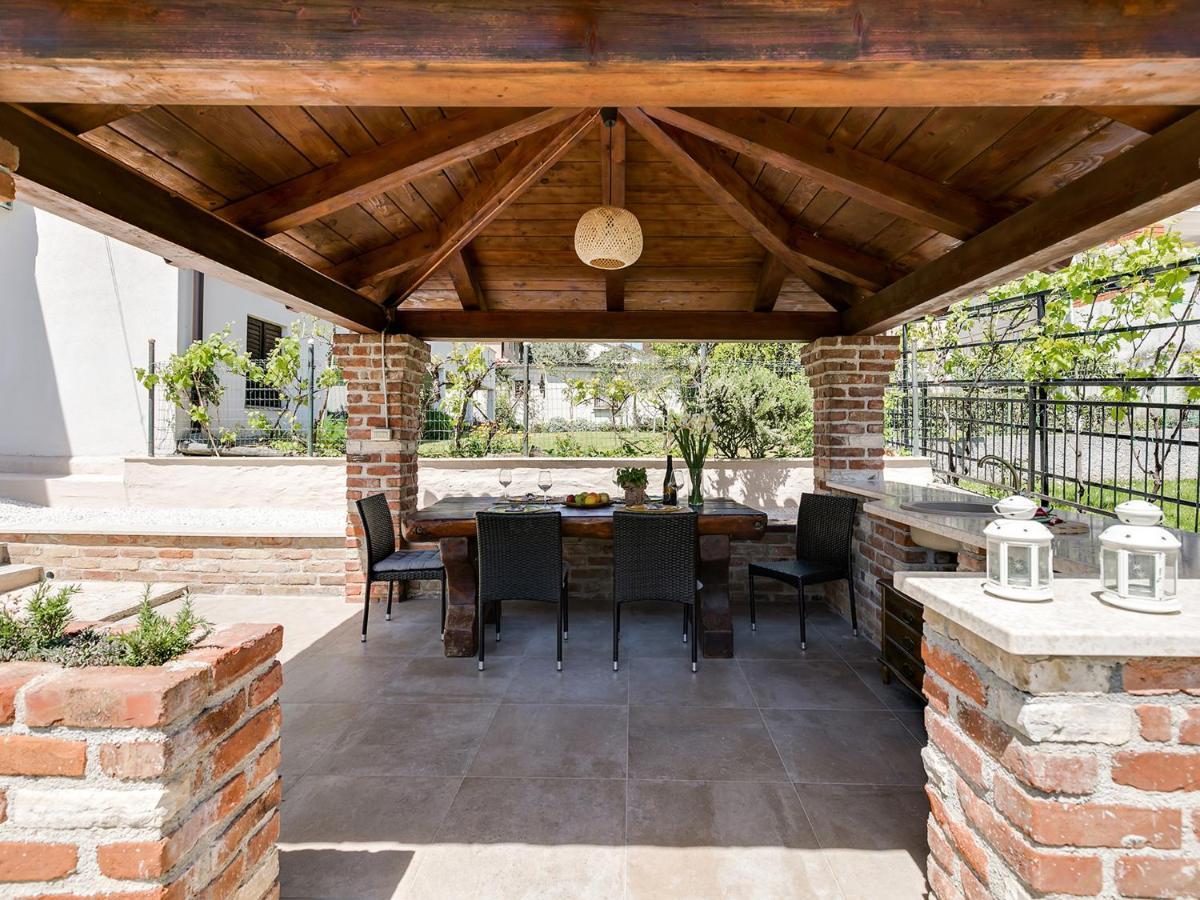 Apartment Center With Private Garden And Bbq Poreč